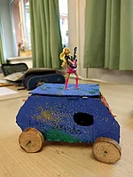Modellgestaltung eines Tourbusses mit Figur auf dem Dach f&uuml;r "Los Bando"