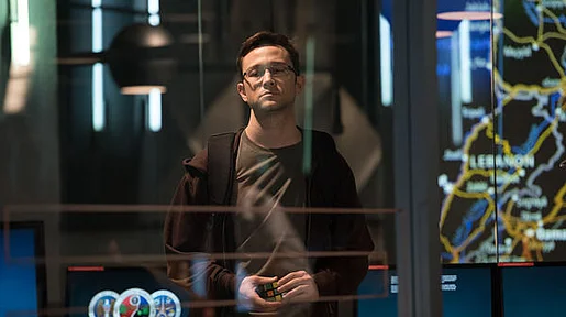 Szenenbilder: Snowden hinter einer Glasscheibe