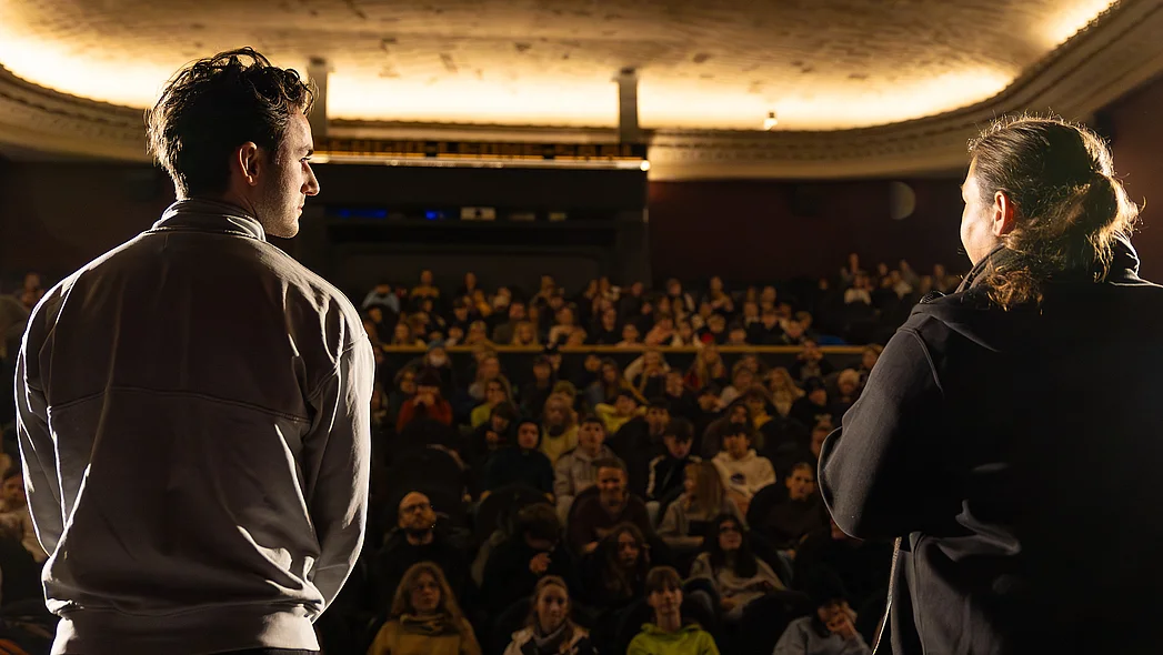 Filmg&auml;ste auf der B&uuml;hne im Gespr&auml;ch mit Schulklassen