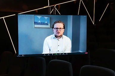 Videobild von Oliver Gibtner-Weidlich auf einem gro&szlig;en Bildschirm