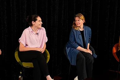 Regisseurin Joya Thome und Produzentin Jamila Wenske vor schwarzem Hintergrund