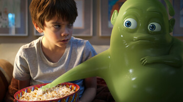 Szenenbild: Hugo und Tom Popcorn essend auf dem Sofa