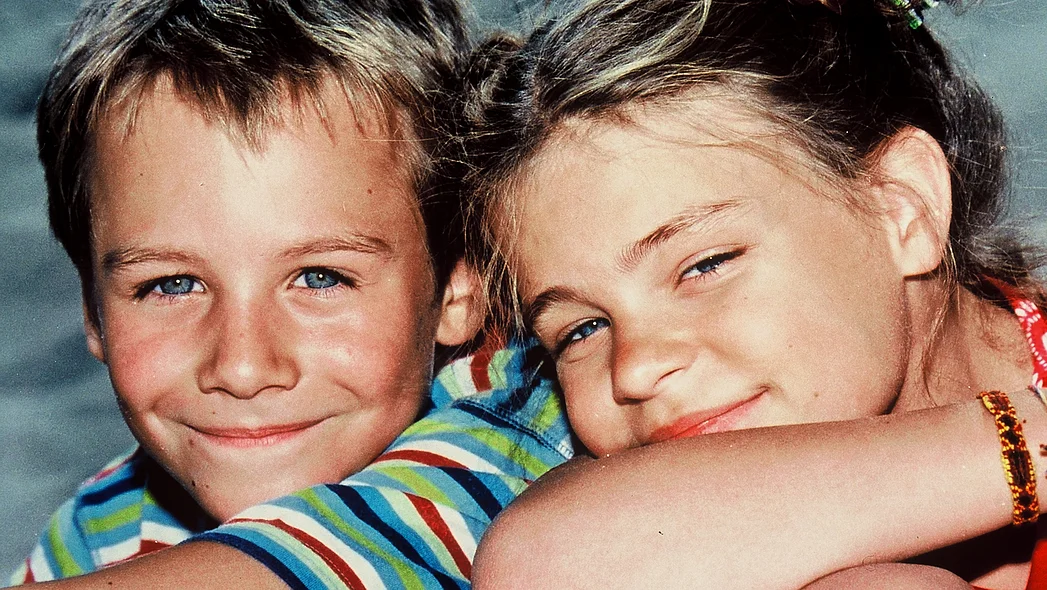 P&uuml;nktchen und Anton sitzen nebeneinander und l&auml;cheln.