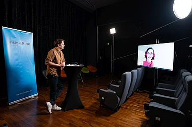 Peter Sch&uuml;tz f&uuml;hrt ein Videointerview