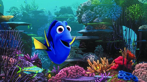 Szenenbild des Animationsfilms: Die fröhliche Dorie inmitten eines Korallenriffs