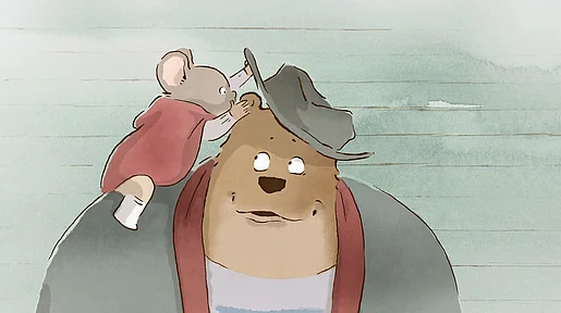 Die Maus Célestine flüstert dem Bär Ernest etwas ins Ohr. 
