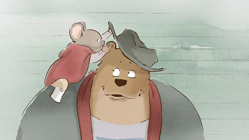 Die Maus C&eacute;lestine fl&uuml;stert dem B&auml;r Ernest etwas ins Ohr. 