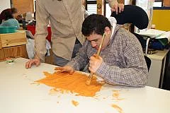 Schule am Bienwaldring zu Dhanak, Herstellung von Guckk&auml;sten