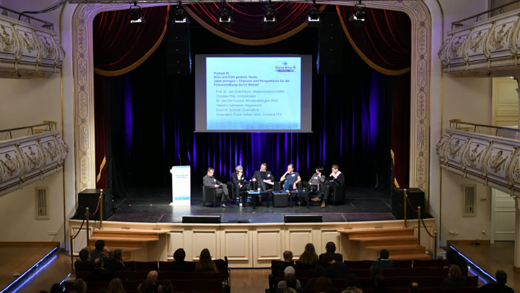 Blick von schr&auml;g oben auf die B&uuml;hne des Kaisersaals