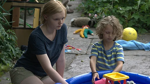 Szenenbild: wanda und ihr kleiner Bruder spielen