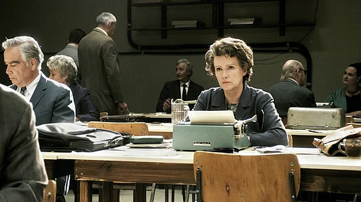 Szenenbild: Barbara Sukowa als Hannah Arendt an einem Tisch mit Schreibmaschine