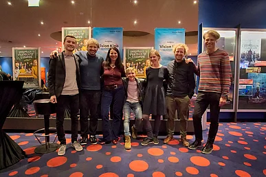 Nebeneinander steht das Filmteam des Films "Unheimlich perfekte Freunde"