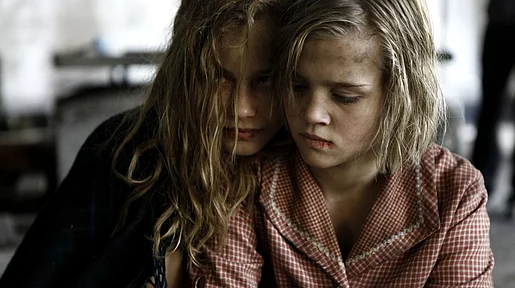 Szenenbild: Lore und ihre kleine Schwester in Großaufnahme