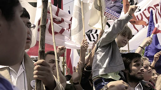 Szenenbild: Ein Demonstrationszug mit vielen Fahnen