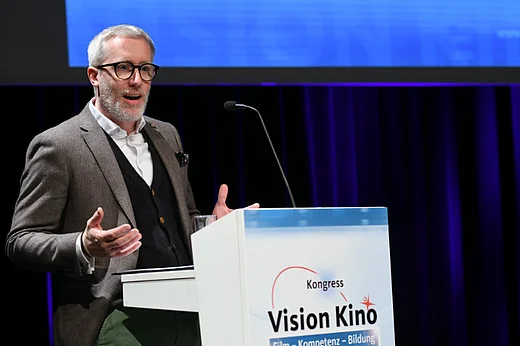 Minster Hoff an einem Rednerpult