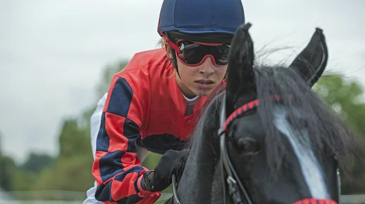 Szenenbild: Mädchen in Jockey-Kleidung auf Pfern, Großaufnahme von vorn