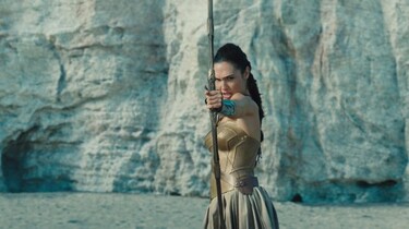 Wonder Woman zielt mit Pfeil und Bogen.