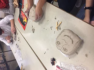 Erstellen und Bemalen von Masken aus Ton