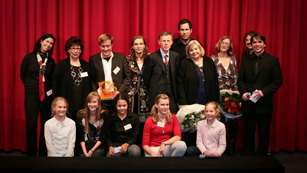 Gruppenbild vor rotem Kinovorhang