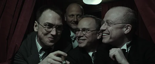 Brecht, Weill & Co schauen vom Theaterbalkon die Premiere der Dreigroschenoper