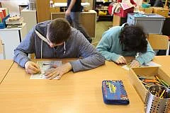 Schule am Bienwaldring zu Dhanak, Herstellung von Guckk&auml;sten