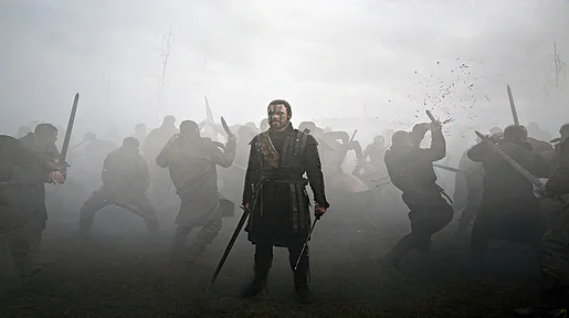 Szenenbild: Macbeth auf einem düsterern Schlachtfeld