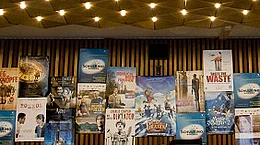 Viele Filmplakate nebeneinander in einem Kino