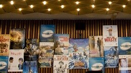 Viele Filmplakate nebeneinander in einem Kino