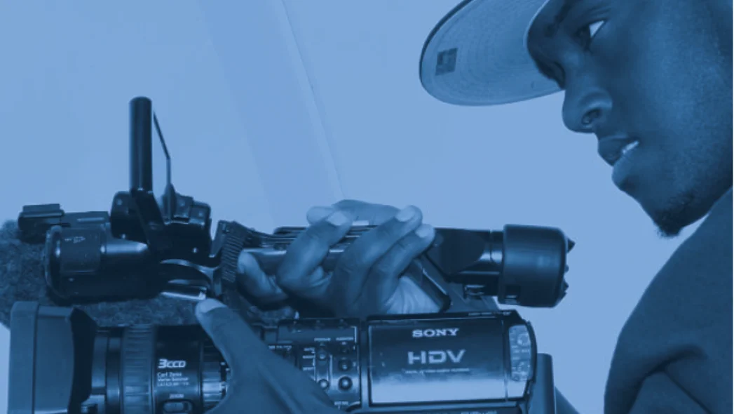 Junge an einer Kamera