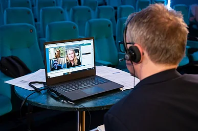 Leopold Gr&uuml;n vor einem aufgeklappten Laptop
