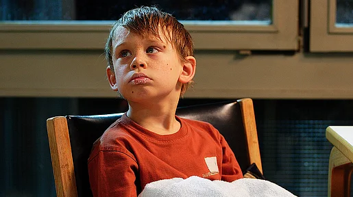 Szenenbild: Der kleine Paul mit rissigen Lippen