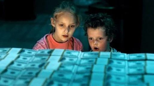 Szenenbild: Die beiden Kinder staunen über das viele Geld