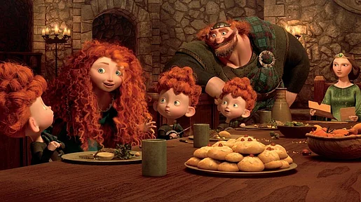 Szenenbild: Merida im Kreise ihrer Familie am Esstisch