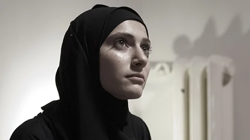 Szenenbild: Nahaufnahme einer Frau im Hijab