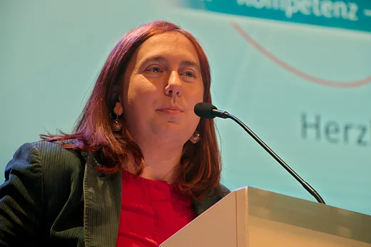 KiKA Programmgesch&auml;ftsf&uuml;hrerin Dr. Astrid Plenk bei der Begr&uuml;&szlig;ung am Mikrofon