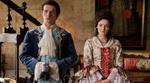 Szenenbild: Gwen und Gideon in barocken Kostümen