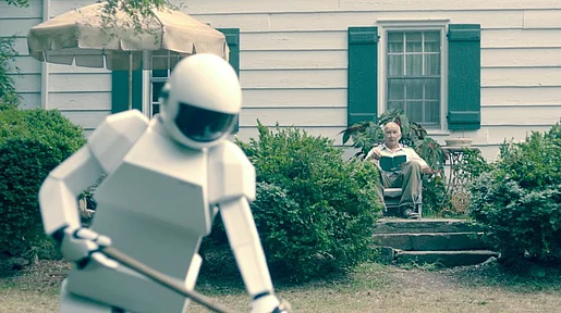 Szenenbild: Robot bei der Gartenarbeit, Frank schaut aus dem Hintergrund zu