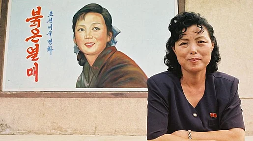 Szenenbild: Eine Frau vor einem Portrait