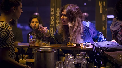 Szenenbild: Die Hauptprotagonistin am Tresen einer Bar