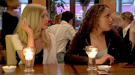 Szenenbild: Zwei der drei Protagonistinnen an der Theke eines Cafés