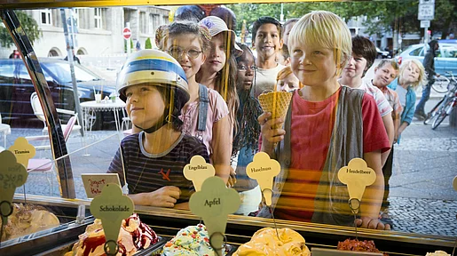 Szenenbild: Rico und Oskar bestellen Eis bei einer Eisdiele