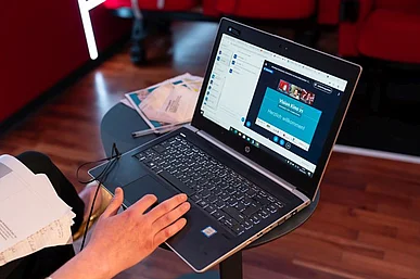 Laptop mit Videokonferenztoolansicht