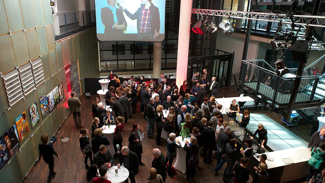 Get together, Blick von oben auf Teilnehmende