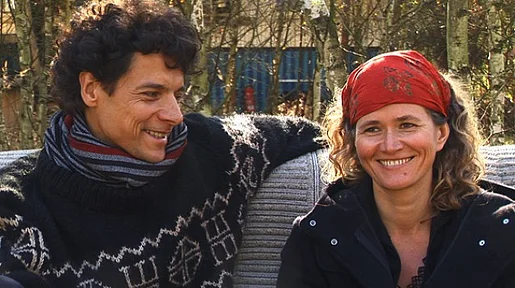 Szenenbild: Ein Mann und eine Frau sitzen auf einer Parkbank