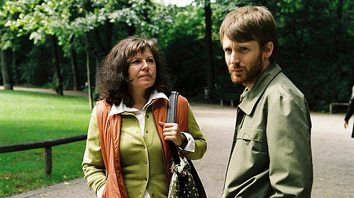 Szenenbild: ein Mann und eine Frau stehen im Park