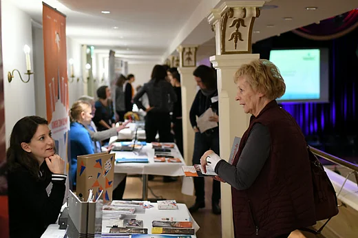 Blick auf die Projektb&ouml;rse mit St&auml;nden, auf dem Rang des Kaisersaals, der im Hintergrund zu erkennen ist