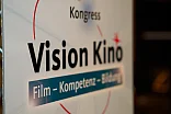 Gro&szlig;aufnahme, angeschr&auml;nkt vom Vision Kino Kongress-Banner