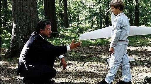 Szenenbild: Der Junge und sein Vater im Wald mit dem Flugzeug