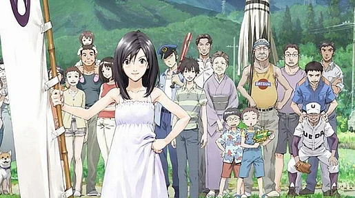 Szenenbild: Anime: Ein Mädchen steht im Bildvordergrund, dahinter eine Gruppe Menschen
