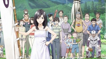 Szenenbild: Anime: Ein Mädchen steht im Bildvordergrund, dahinter eine Gruppe Menschen